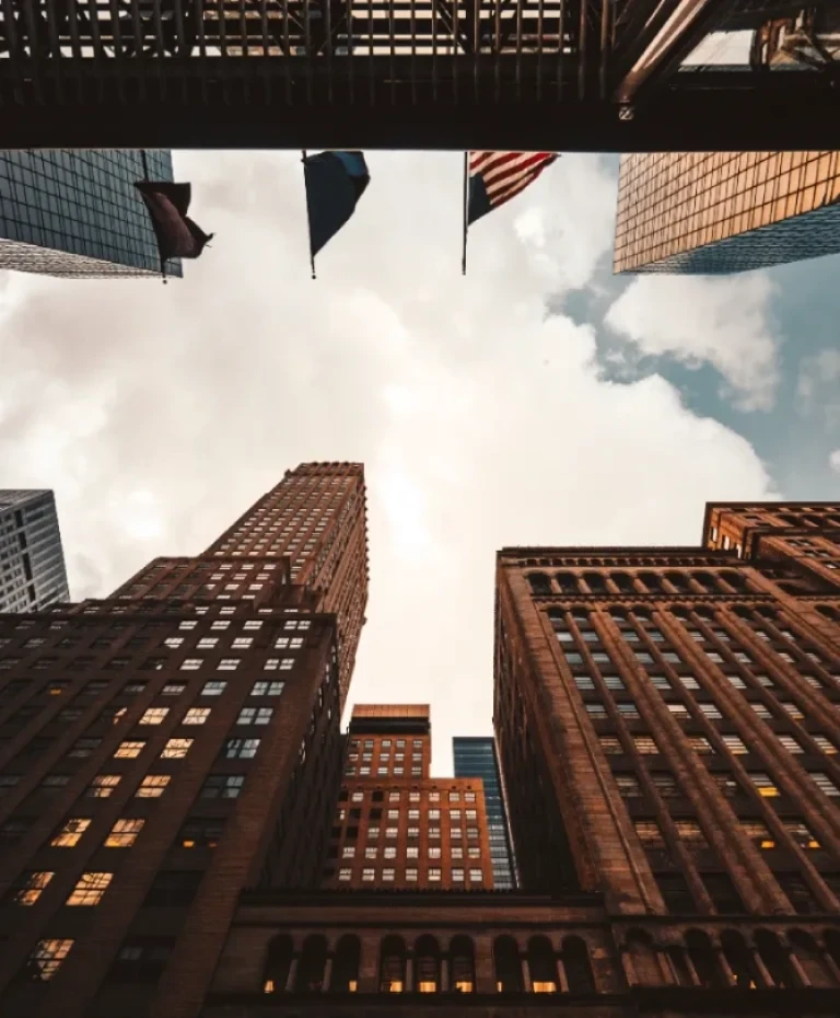 Wysokie budynki z dolnej perspektywy