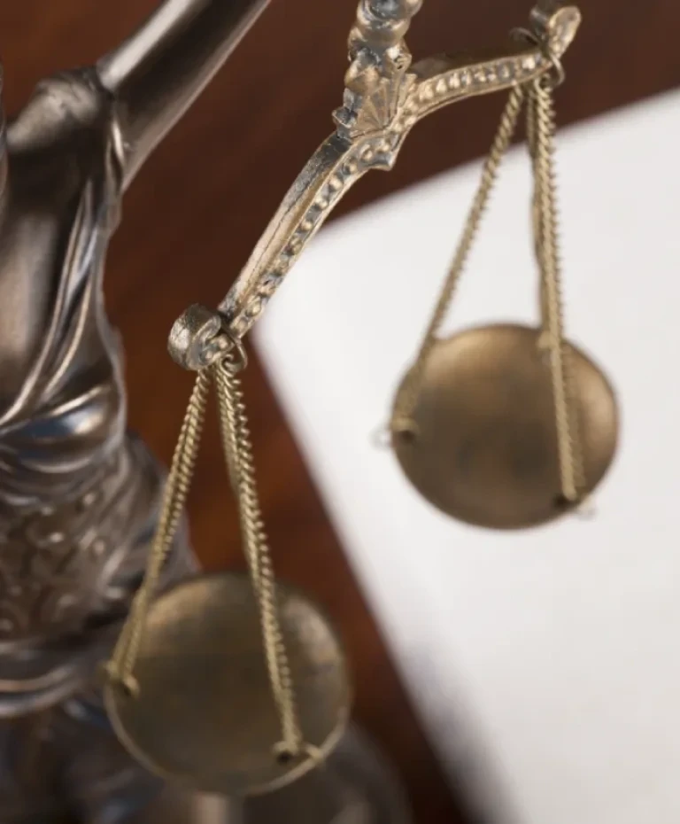 Złota Artemida trzymająca wagę