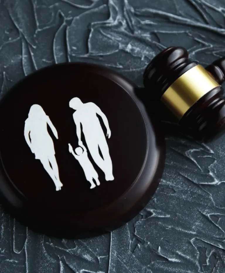 Zdjęcie młotka sędziowskiego z wektorem rodziny